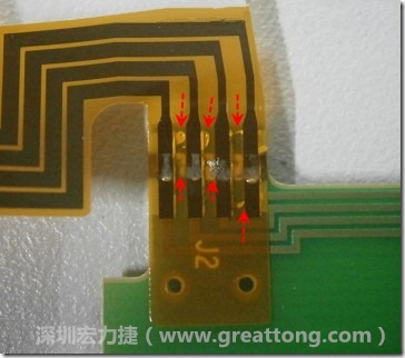 這張圖所顯示的，PCBA工廠實(shí)際進(jìn)行HotBar(熱壓熔錫焊接)焊接的時(shí)候，經(jīng)常會(huì)出現(xiàn)這類焊墊之間短路的問(wèn)題，下面的圖示為比較嚴(yán)重的案例，大部分都只有部份溢錫，但這對(duì)品質(zhì)信賴杜已經(jīng)產(chǎn)生了及大的為害，既使現(xiàn)在測(cè)試沒(méi)有出現(xiàn)問(wèn)題，難保在高溫膏濕的環(huán)境下不會(huì)出現(xiàn)電子遷移(Electromigration)的現(xiàn)象。