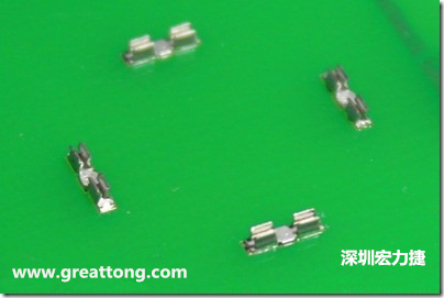 屏蔽夾(SMT shielding clip)焊接于電路板上的樣子。